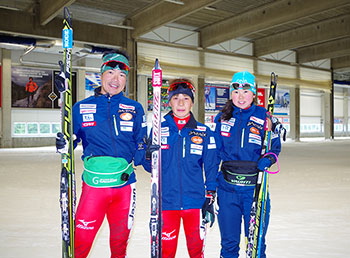 [写真]スキーホールにてスキー板を持って立つ新田佳浩選手、川除大輝選手、阿部友里香選手