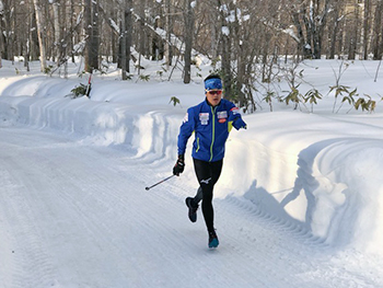 [写真]ポールジャンプトレーニングの様子