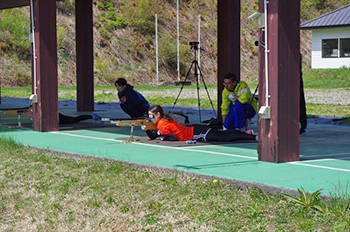 [写真]阿部選手の射撃トレーニングの様子