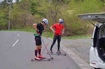 [写真]新田選手のローラースキートレーニング