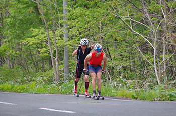 [写真]新田選手のローラースキートレーニング