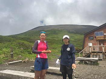 [写真]8合目にて阿部選手と出来島選手