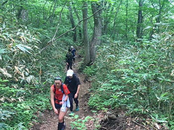 [写真]岩手山登山トレーニング途中の様子