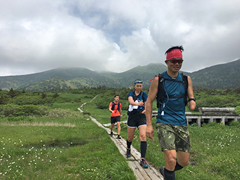 [写真]山頂より下山途中