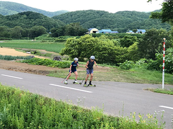 [写真]重心位置のポイントを確認しながら滑走する