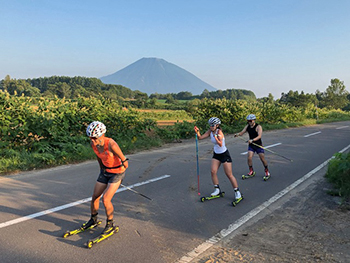 [写真]ニセコでのローラートレーニング