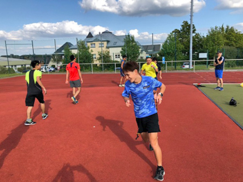 [写真]フィジカルトレーニング中の川除選手