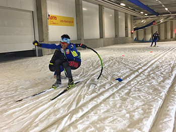 [写真]スキーホール内で新田選手のスキーエクササイズ