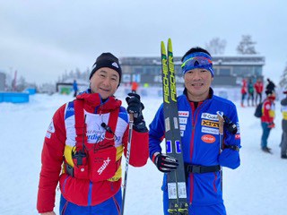 [写真]6位入賞の新田選手とレース後スタジアムにて