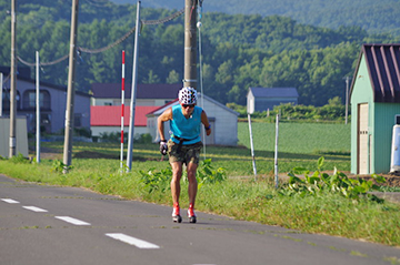 [写真]新田選手のローラー・トレーニング