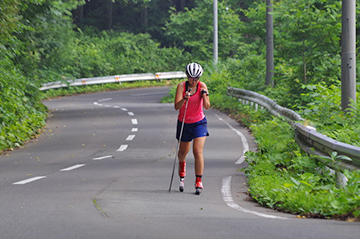 [写真]八甲田峠上りを力走する阿部選手