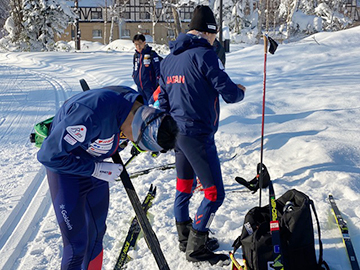 [写真]トレーニング前のワックス調整を行う新田選手