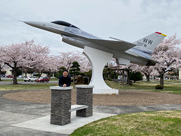 [写真]戦闘機と桜