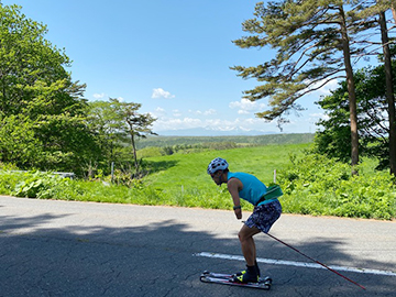 [写真]新田選手のローラートレーニング