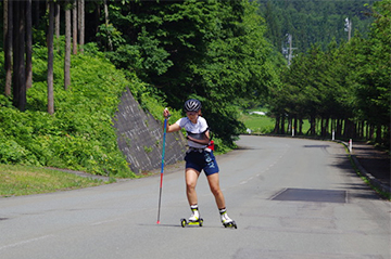 [写真]ダイナミックに滑走する阿部選手