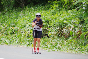 [写真]阿部選手のローラートレーニング