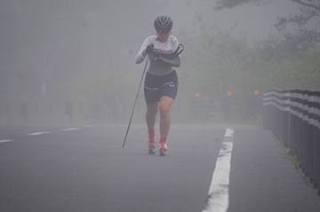 [写真]霧の中を走行する阿部選手