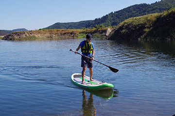 [写真]SUPボードを体験する川除選手