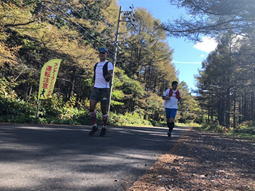 [写真]トレイルランゴール前にて新田選手と長濵