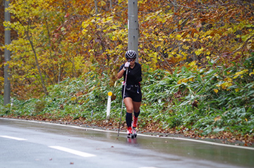 [写真]紅葉の中を滑る阿部選手