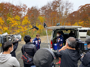 [写真]取材対応する新田・川除選手