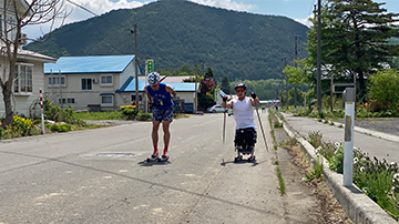 [写真]情報交換しながらローラートレーニング