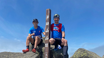 [写真]羊蹄山山頂にて（標高1,898m）