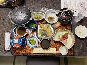 [写真]宿舎の夕ご飯の様子