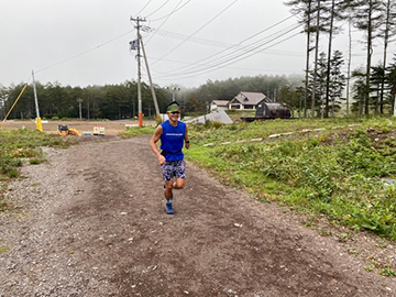 [写真]林間走を行う新田選手