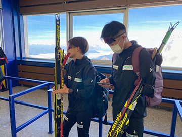 [写真]トレーニング後下山のためゴンドラを待つ新田選手と川除選手