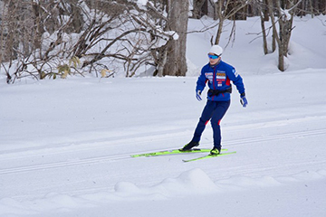 [写真]技術面を確認しながら滑走する川除選手