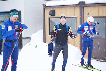[写真]トレーニングプランを確認しコースに向かう新田選手