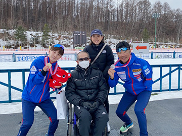 [写真]応援に駆けつけてくれた長田弘幸元選手・阿部友里香選手と記念撮影