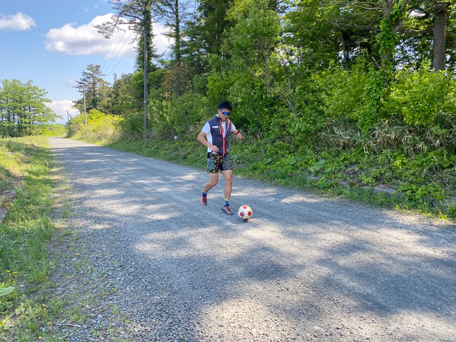 [写真]新田選手ボールを蹴りながらのランニング