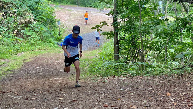 [写真]勢いよく登りを走り去る川除選手