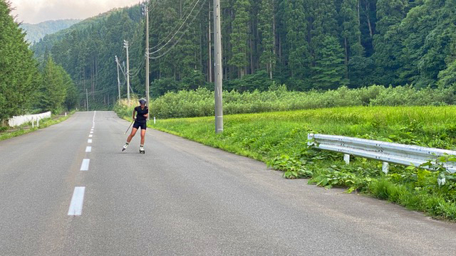 [写真]ローラーSKトレーニングの様子