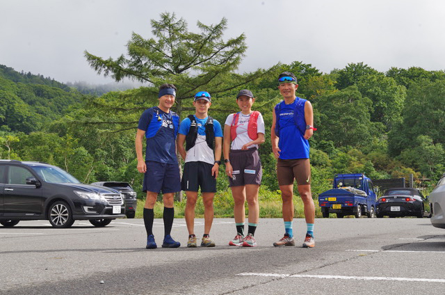 [写真]八甲田登山出発前のメンバー