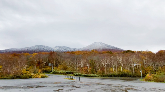 [写真]八甲田山　麓の紅葉と初冠雪