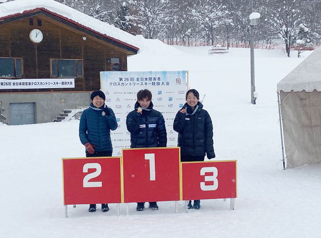 [写真]女子5kmクラシカルコンバインド競技表彰式の様子（阿部選手の代理で川除選手受賞）