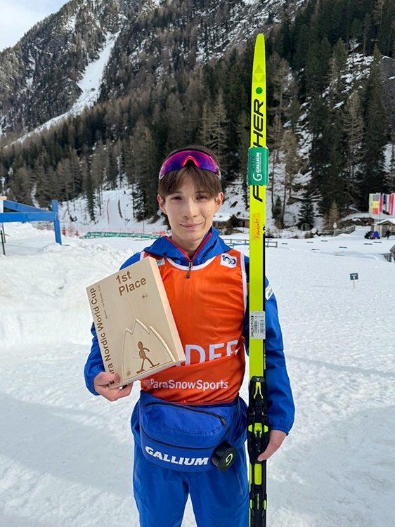 [写真]1位の盾を持つ川除選手