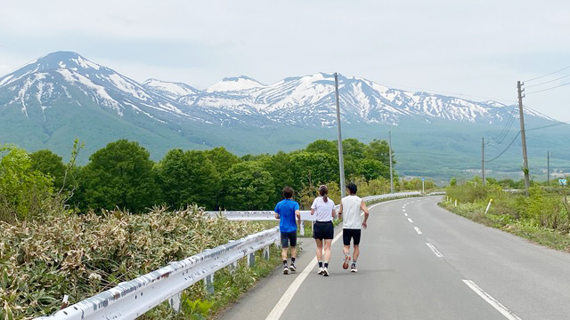 [写真]八甲田山を眺めながらのランニング