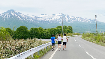 [写真]八甲田山を眺めながらのランニング