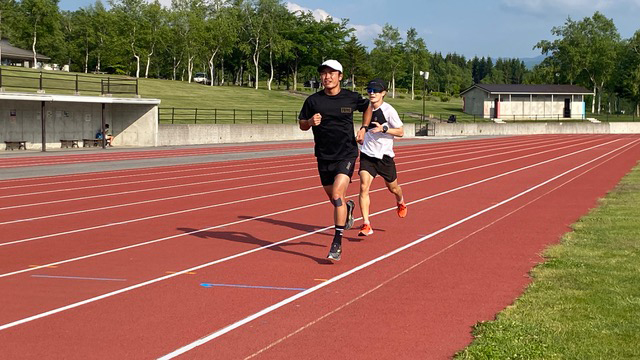 [写真]トラックを使用し走力強化に励む川除選手と廣瀬パートナー