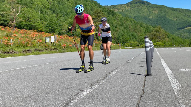[写真]技術的なアドバイスをしながら一緒に滑る新田選手と阿部選手