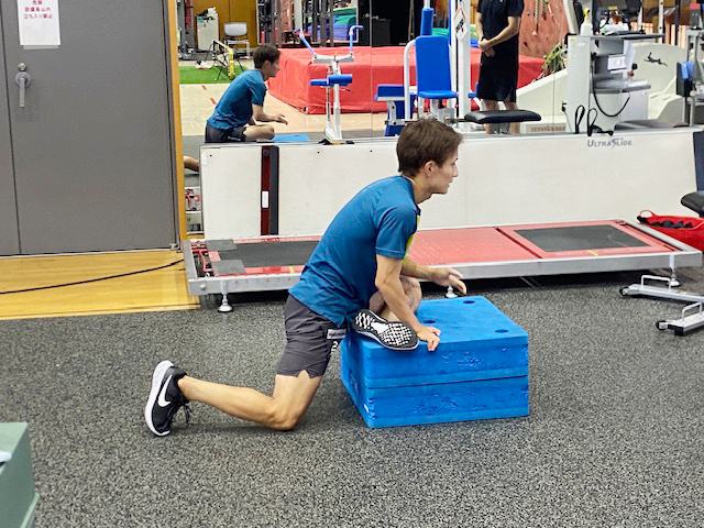 [写真]川除選手のトレーニング合間のストレッチ