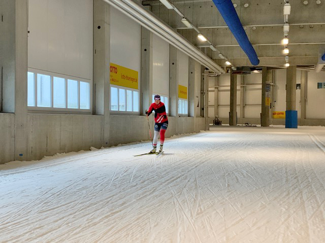 [写真]スキーホールでトレーニングに励む阿部選手