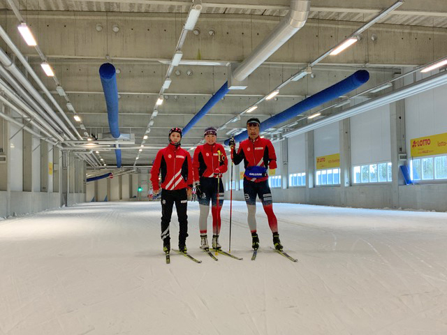 [写真]ドイツのスキーホール初日選手3人で記念写真
