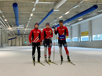 [写真]ドイツのスキーホール初日選手3人で記念写真