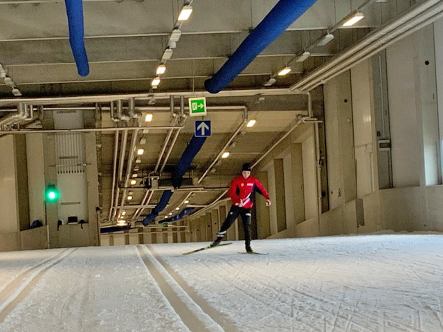 [写真]スキーホールでトレーニングに励む川除選手