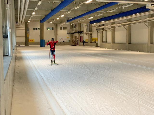 [写真]スキーホールでトレーニングに励む新田選手